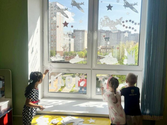 Юные подольчане принимают участие в патриотической акции «Окна Победы»