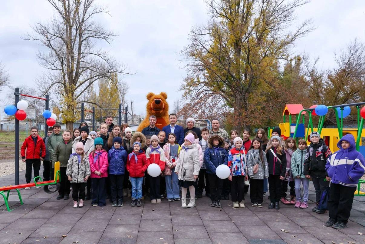 В подшефной школе в Луганске открыли детскую площадку