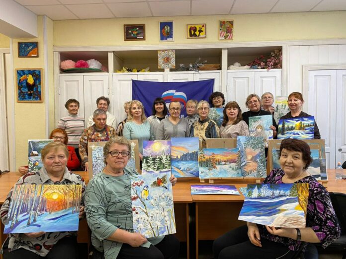 Художники изостудии «Гармония» продолжили работу над зимними пейзажами.