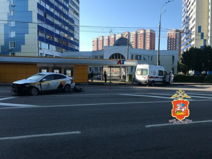 Сотрудники подмосковной Госавтоинспекции устанавливают обстоятельства ДТП в г.о. Подольск