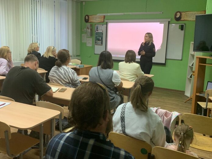 Полицейские напоминают родителям о ПДД