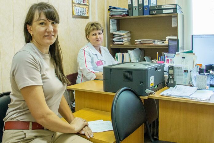 Двум подольским медработникам вручили сертификаты на соципотеку