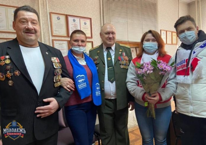 Представители «Молодой гвардии Единой России» Большого Подольска поздравили с Днем защитника Отечества активистов подольской...