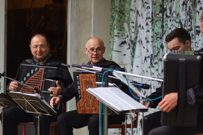 В парке имени В. Талалихина был организован концерт народных коллективов