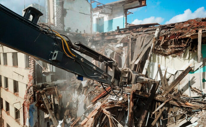 Условия исполнения контракта по сносу дома нарушила подмосковная компания в Подольске