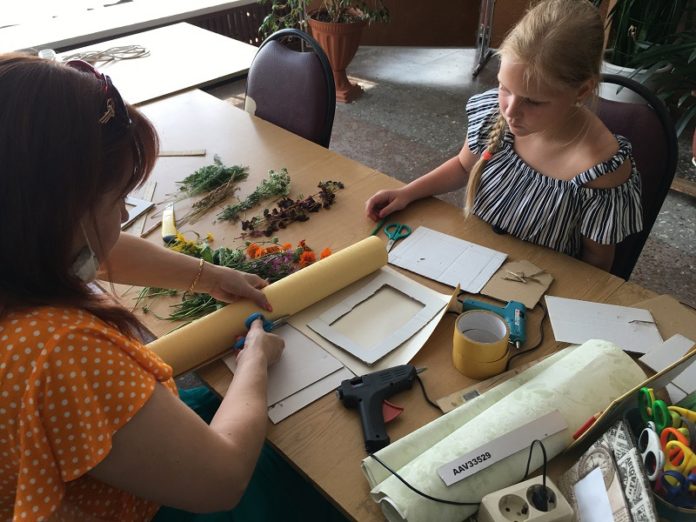 Мастер-класс по изготовлению фоторамок из сухих растений и цветов состоялся в ДК «Металлург»