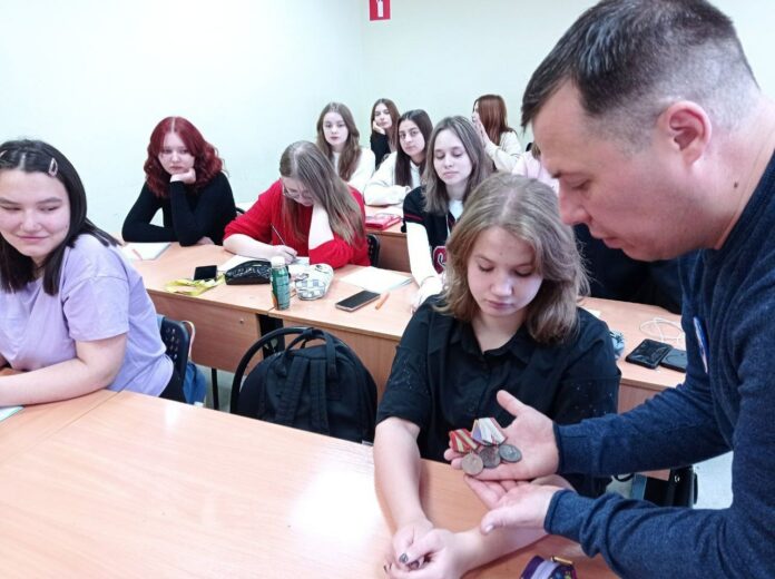 Депутат Михаил Жученко провел патриотический урок для студентов колледжа