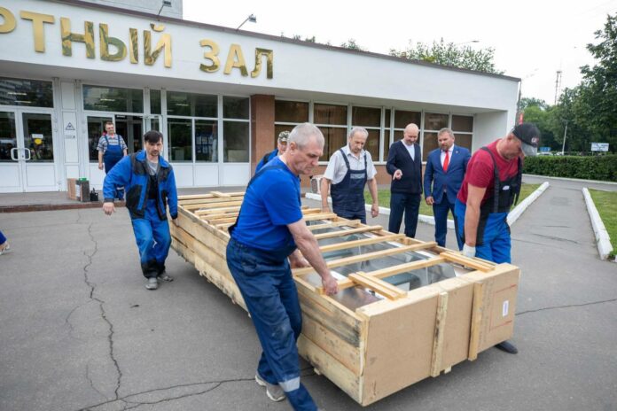 Секретарь подольского отделения партии «Единая Россия» передал моторную лодку военнослужащему зоны СВО