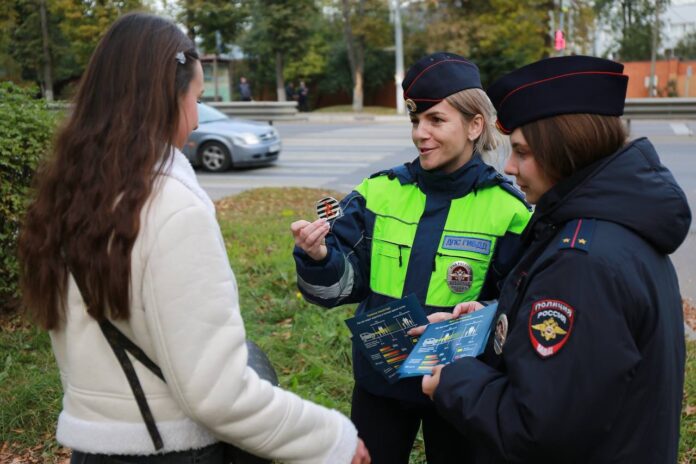 Сотрудники Госавтоинспекции в Подольске напомнили пешеходам о дорожной безопасности