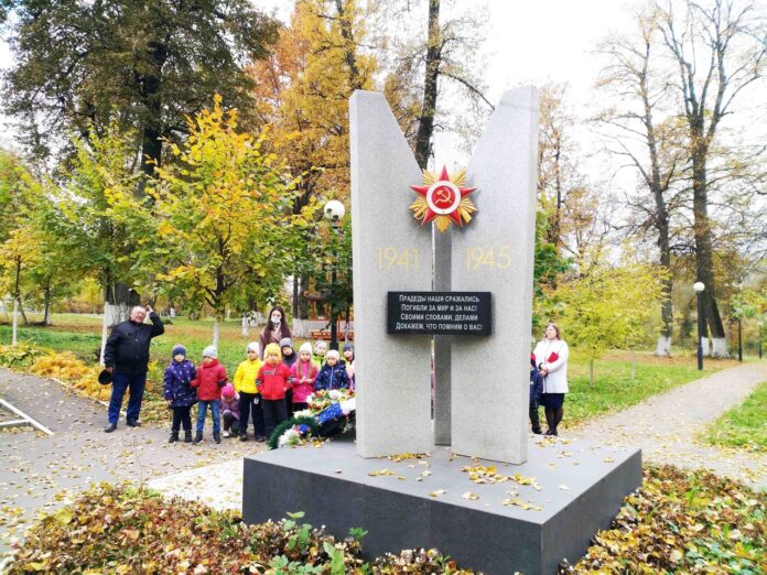 В сквере поселка МИС состоялось памятное мероприятие «Герои земли Подольской»