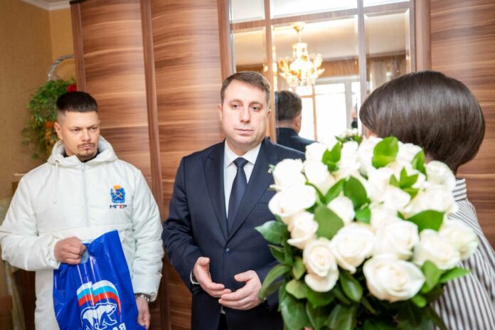 Секретарь подольского отделения партии «Единая Россия» Дмитрий Жариков с активистами «Молодая Гвардия Единой России»...