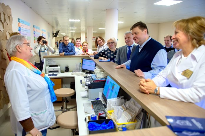 Глава округа посетил открывшуюся после ремонта поликлинику в Кутузове