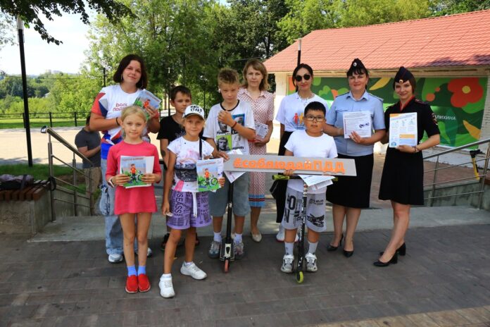 В парках культуры и отдыха г.о. Подольск сотрудники Госавтоинспекции и общественники проводят беседы с...