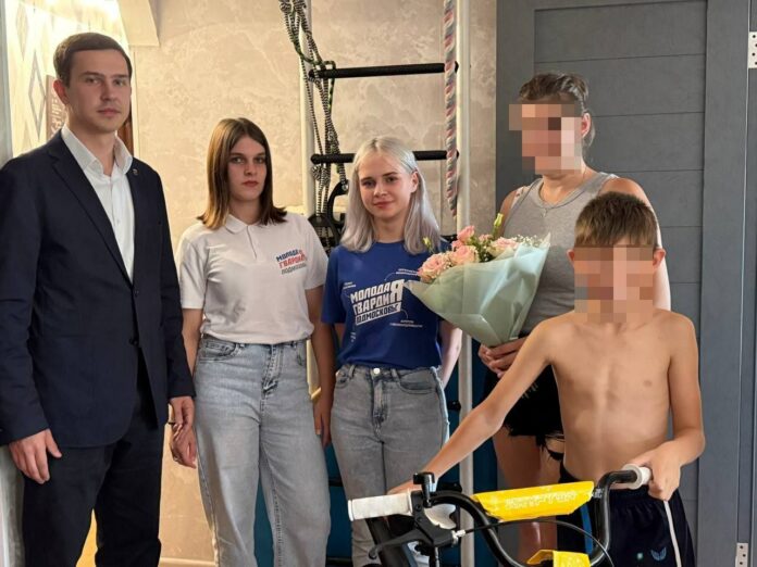 Молодогвардейцы поздравили сына участника СВО с 10-летием