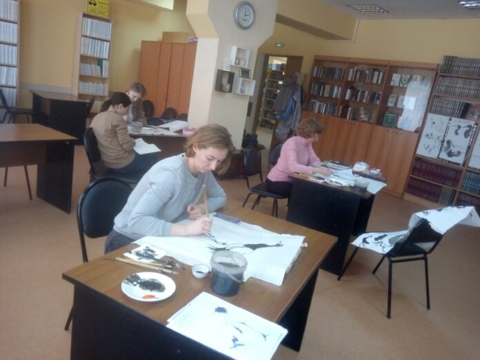 Подольская художница провела арт-встречу в Центральной библиотеке