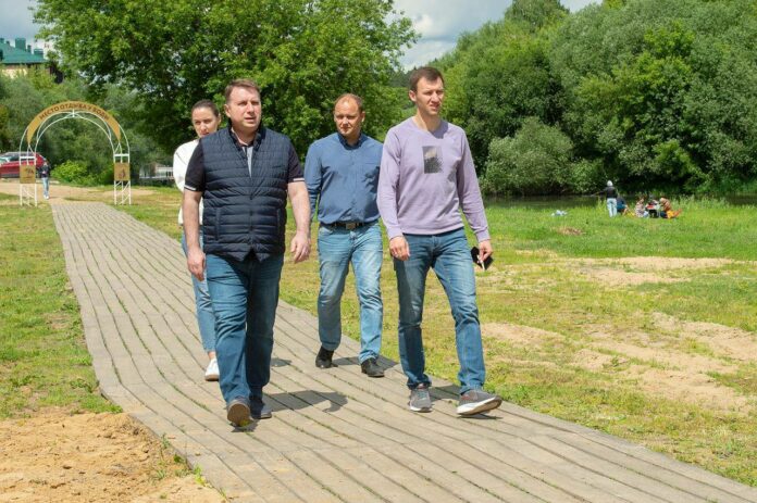 Готовность мест отдыха у р. Пахры проверил Секретарь местного отделения партии «Единая Россия», глава...