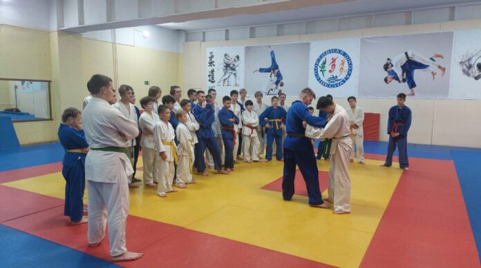 Депутат Совета депутатов рассказал участникам секции дзюдо про вид спорта Самбо