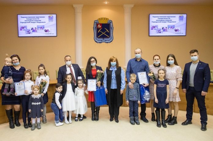 Трём молодым семьям вручили свидетельства о праве на получение соцвыплаты для улучшения жилищных условий