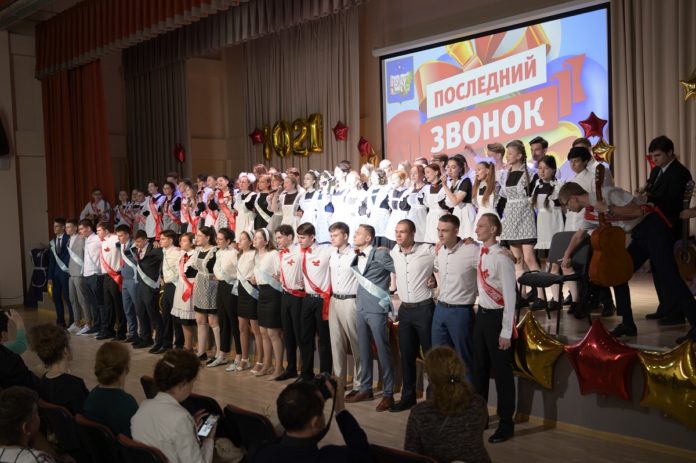 Последний звонок впервые прозвучал в новой школе в микрорайоне Климовск