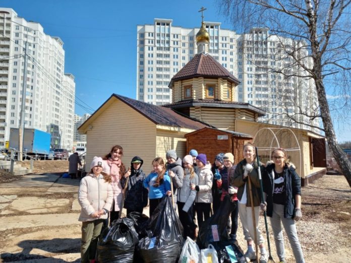 Ученики школ Большого Подольска приняли участие в субботнике на прихрамовой территории Никольского храма