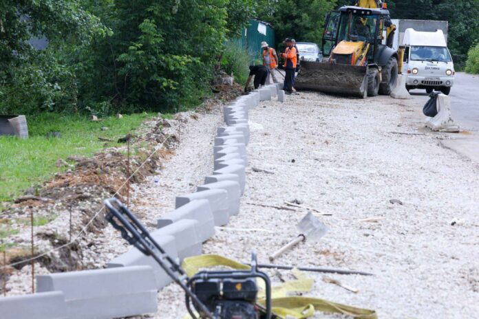 На улице Шамотной приступили к ремонту автодороги