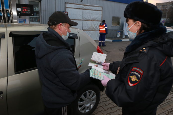 В рамках областного социального раунда «Засветись» сотрудники Госавтоинспекции Подольска провели разъяснительные беседы с водителями...