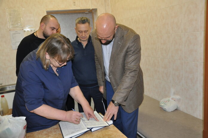 Заместитель председателя Общественного совета подмосковного Главка МВД России Сергей Леонов проверил изолятор временного содержания...