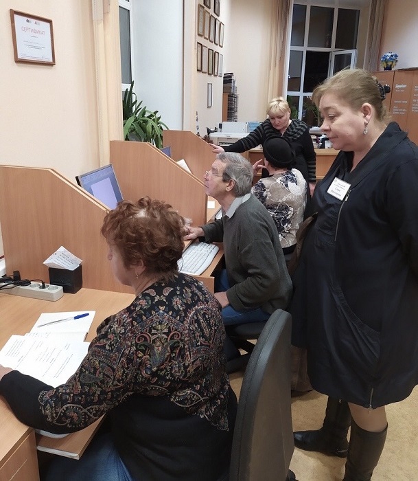 В библиотеке № 1 имени Павла Северного пенсионеров обучают компьютерной грамотности