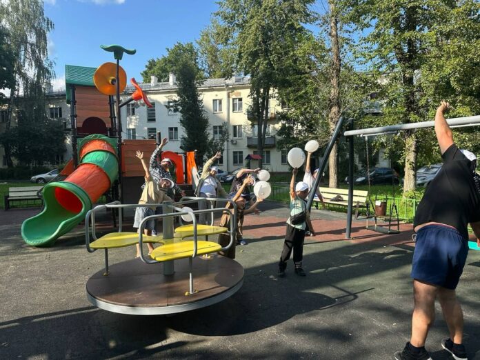 Активисты «Единой России» в Подольске провели зарядку для жителей многоквартирного дома