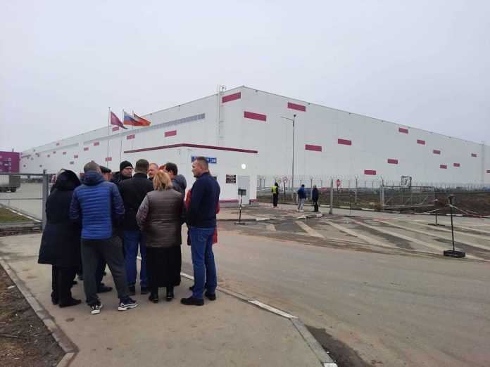 С руководством ООО «Вайлдберриз» жители Лаговского обсудили вопрос парковки автотранспортных средств