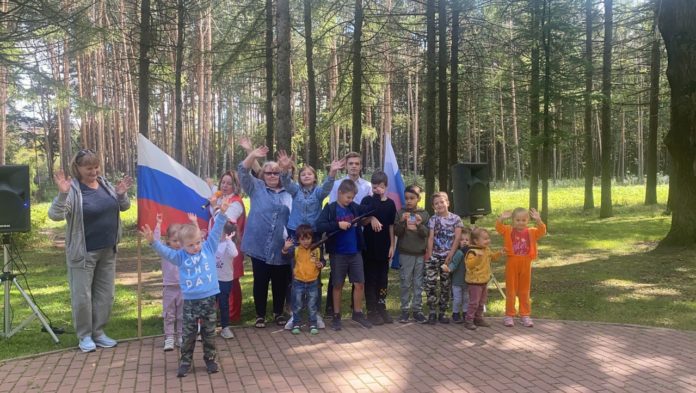 В парке «Дубрава» отметили День Российского Флага