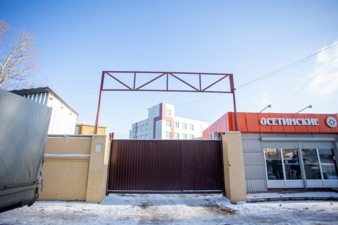 На улице Лобачева сняли незаконный баннер