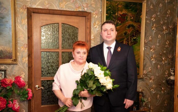 Секретарь местного отделения партии «Единая Россия», глава Городского округа Подольск Дмитрий Жариков навестил маму...