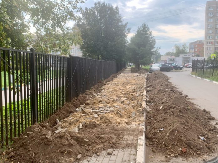 Работы по капитальному ремонту тротуара у школы № 1 идут в Климовске