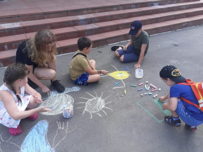 Состоялся день рисунков на асфальте «Лето Красное» в поселке Александровка