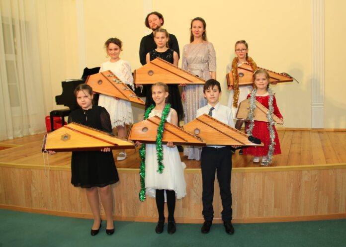 В Культурно-просвятительском центре «Дубровицы» состоялся урок игры на гуслях