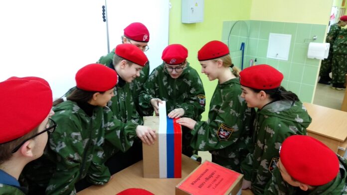 Юнармейцы из Подольска отправили подарки солдатам в рамках гуманитарной акции «Посылка в Армию»