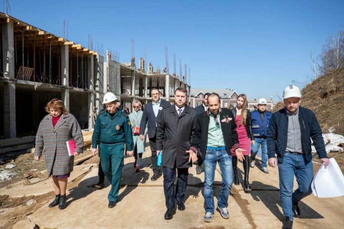 Секретарь подольского отделения партии «Единая Россия» Дмитрий Жариков проверил ход строительства школы вблизи деревни...