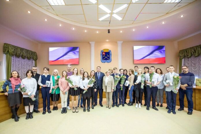 Торжественное вручение паспортов юным подольчанам состоялось в администрации 12 апреля