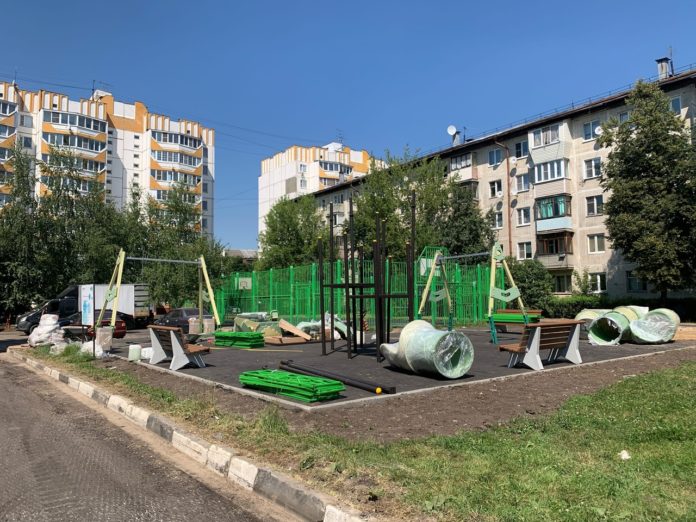 Работы по установке детской площадки ведутся на улице Садовая