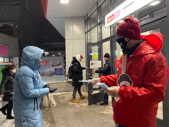 На станции Подольск волонтеры организовали рейд по соблюдению масочного режима