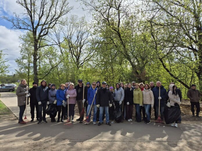 В Подольске стартовала массовая уборка: партийцы присоединились к благоустройству территорий