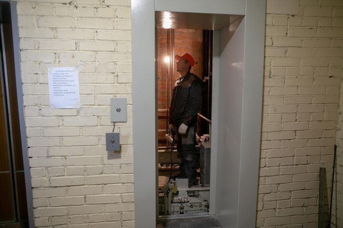 В шести домах Подольска продолжается установка лифтового оборудования