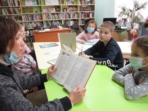 Работники библиотеки № 5 познакомили юных подольчан с книгой детского писателя Олега Кургузова «По...