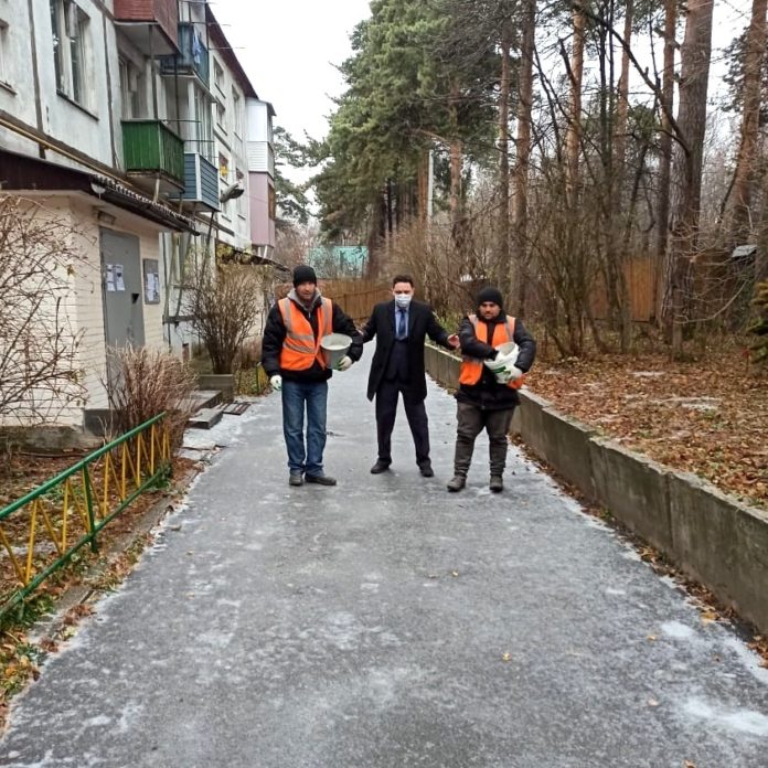 Обработку дорог от льда в Стрелковском проверил депутат горсовета