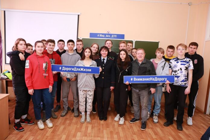 В Подольске сотрудники Госавтоинспекции провели профилактическую акцию «Безопасная дорога к знаниям» со студентами института