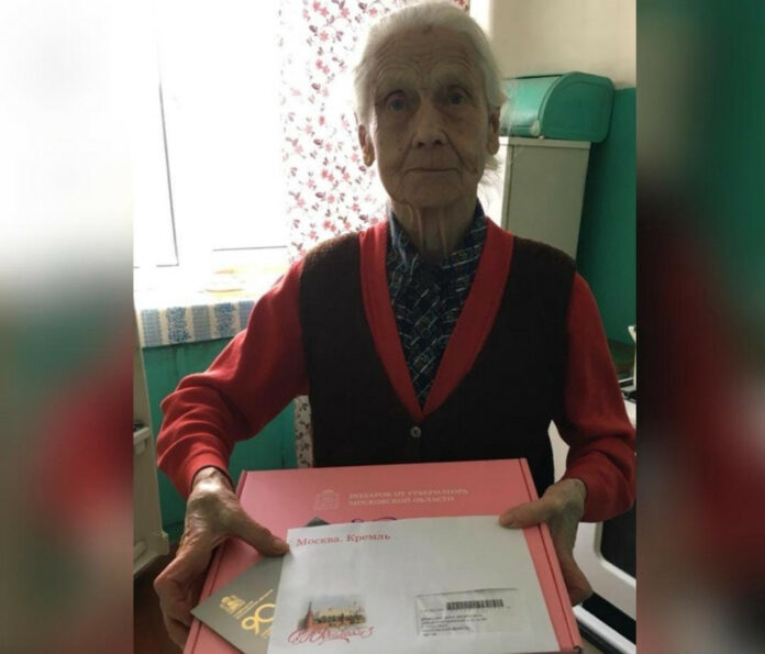 ПАРТИЙЦЫ ПОЗДРАВИЛИ ЖИТЕЛЕЙ СТАРШЕГО ПОКОЛЕНИЯ С НОВЫМ ГОДОМ И ВРУЧИЛИ ИМ ПОДАРКИ