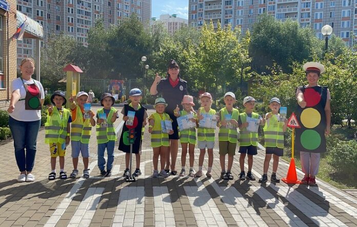 Сотрудники подольской Госавтоинспекции поздравили юных пешеходов с Международным днём светофора