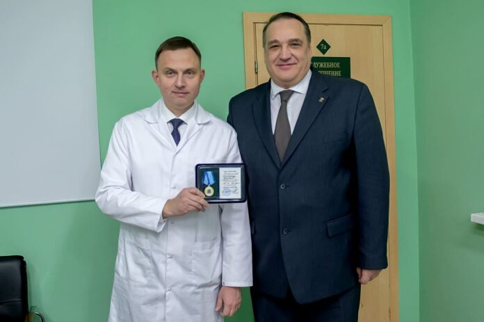 Партийцы поздравили сотрудников Подольского родильного дома