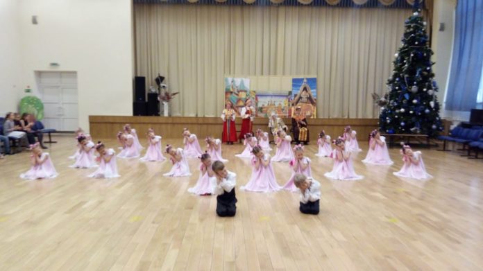 Более 10 новогодних представлений прошло в школе № 32 в Кузнечиках